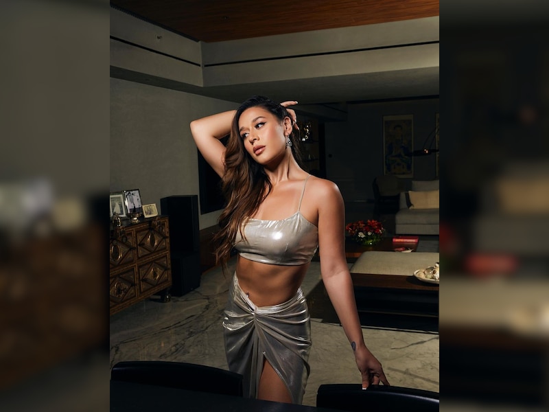 कर्वी फिगर किया फ़्लॉन्ट