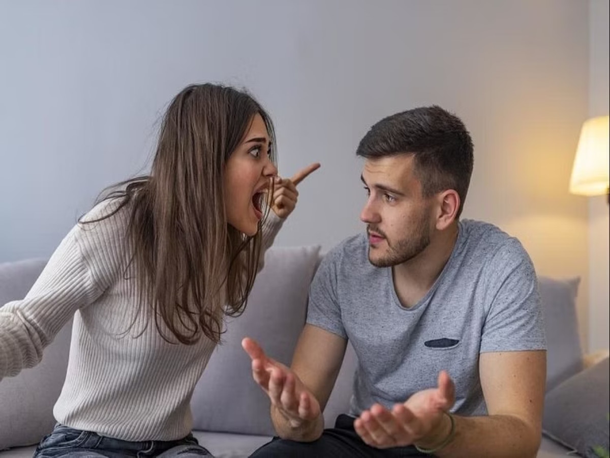 Relationship Mistakes: पार्टनर बार-बार करें ये 4 गलतियां तो हो जाएं अलर्ट! हो सकता है ब्रेकअप 