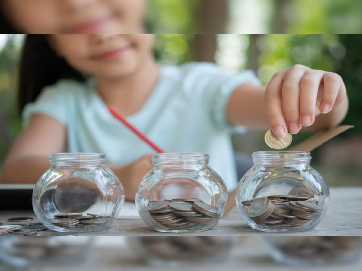 Financial Tips: अपने बच्चों को अमीर बनाना है तो बचपन में ही सीखा दें ये गुण, बड़ा होकर करेगा नाम रोशन