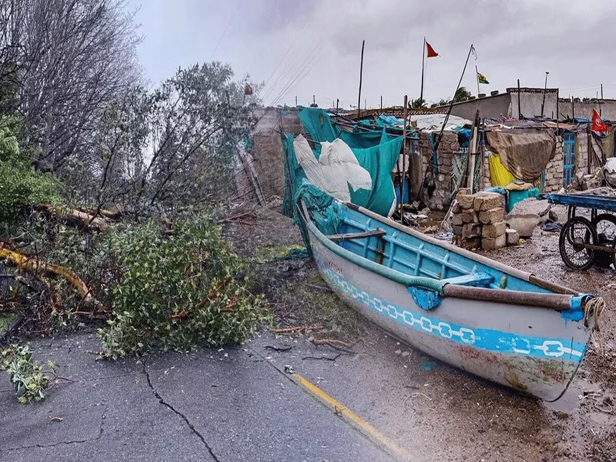 Cyclone Biparjoy: गुजरात में बिपरजॉय की तबाही; कई शहर और गांव अंधेरे में डूबे, खंभे और होर्डिंग्स रोड पर बिखरे