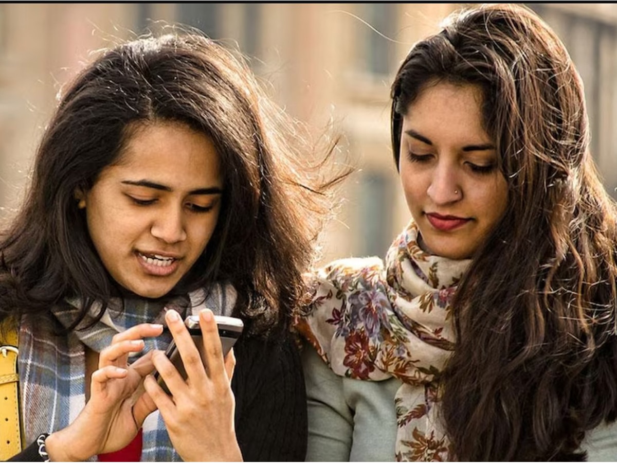 Smartphone: चुनाव से पहले इस राज्य की महिलाओं को तोहफा, अपनी पसंद का खरीदें मोबाइल; पैसे देगी सरकार 