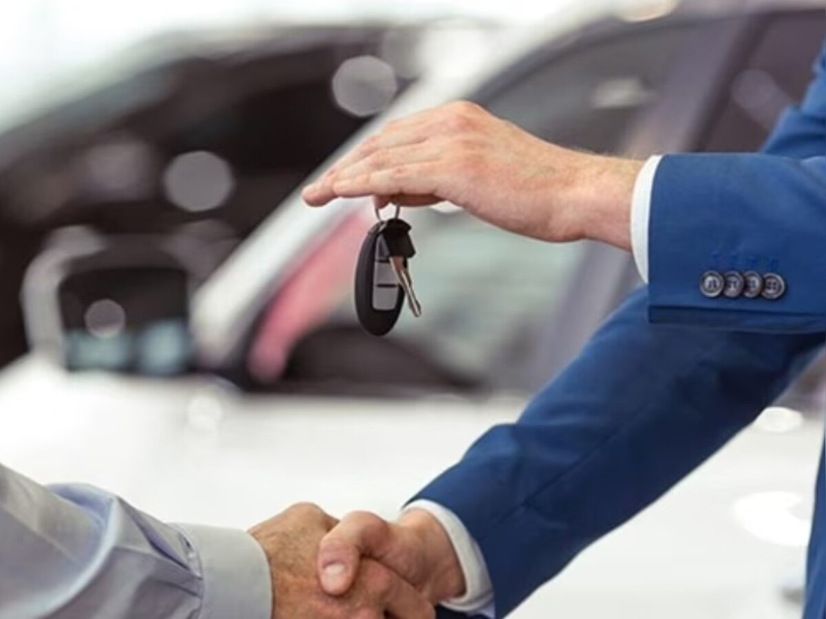 Car Buying Tips: कार खरीदने पर ऐसे बचाएं ज्यादा पैसे, डीलरशिप वाले नहीं बना पाएंगे उल्लू!