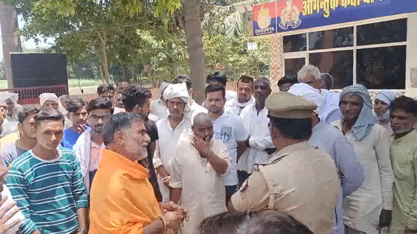 4 शादी कर चुका शख्स पांचवीं को लेकर फरार, शामली में लव जिहाद के मामले में सड़कों पर उतरे हिन्दू संगठन 4 शादी कर चुका शख्स पांचवीं को लेकर फरार, शामली में लव जिहाद के मामले में सड़कों पर उतरे हिन्दू संगठन