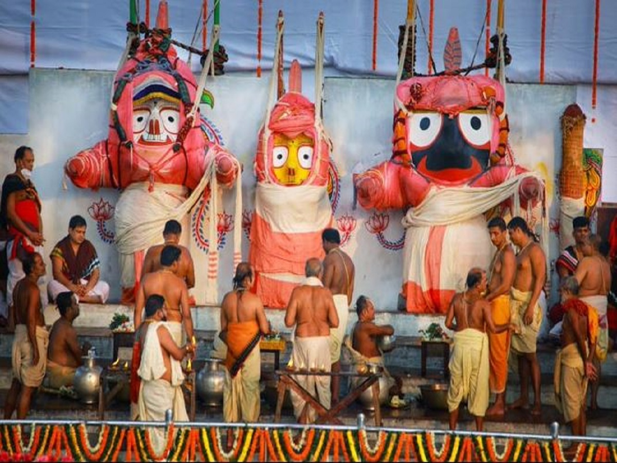 Rath Yatra 2023: ଆଜି ମହାପ୍ରଭୁଙ୍କ ବନକଲାଗୀ ନୀତି, ସେପଟେ ସୁଭଦ୍ରାଙ୍କ ରଥ ଅଖରେ ଫାଟ Rath Yatra 2023: ଆଜି ମହାପ୍ରଭୁଙ୍କ ବନକଲାଗୀ ନୀତି, ସେପଟେ ସୁଭଦ୍ରାଙ୍କ ରଥ ଅଖରେ ଫାଟ