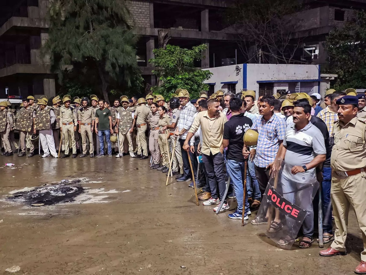 गुजरातः जूनागढ़ में दरगाह हटाने पर भड़की हिंसा, एक की मौत, पुलिसकर्मी भी घायल