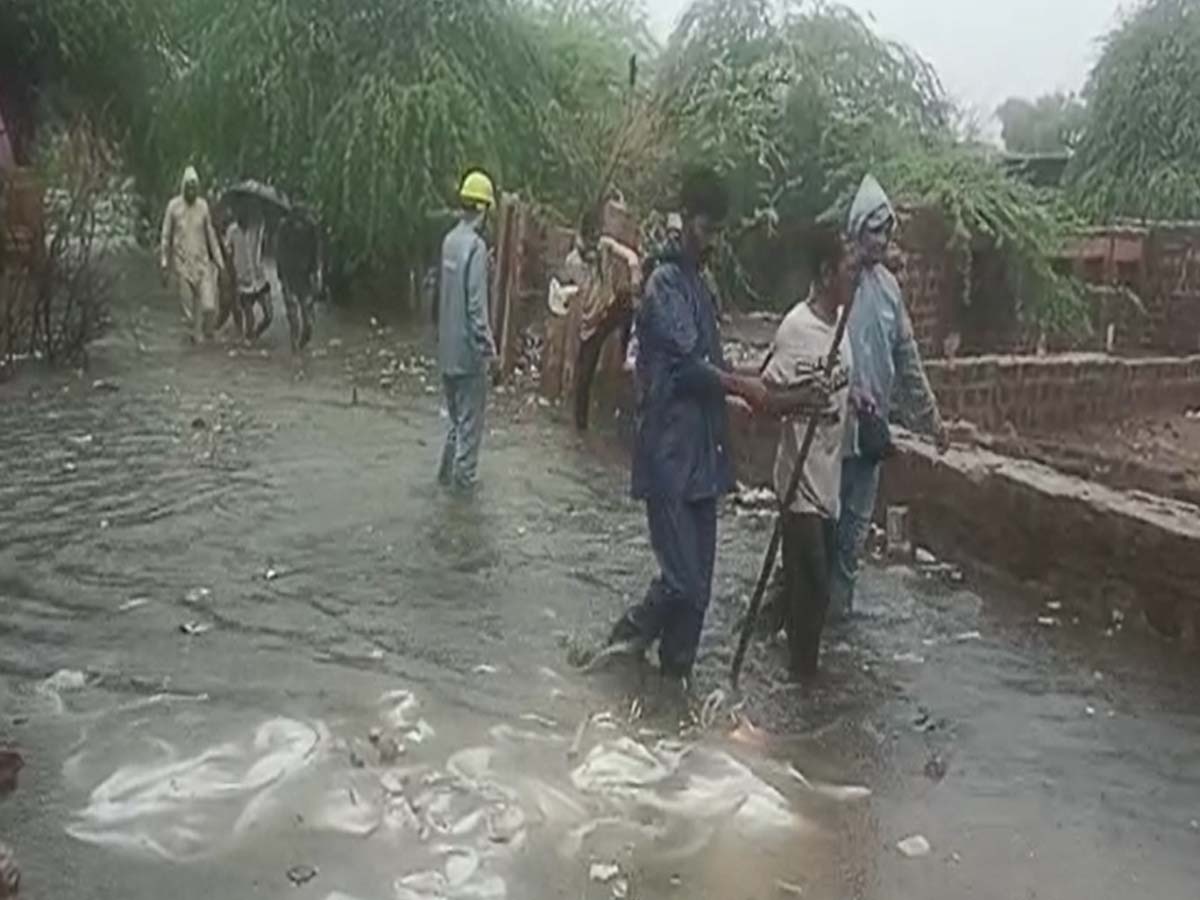 Cyclone Biporjoy: धोरीमन्ना और गुड़ामालानी में भारी बारिश, रेस्क्यू कर लोगों को निकाला बाहर