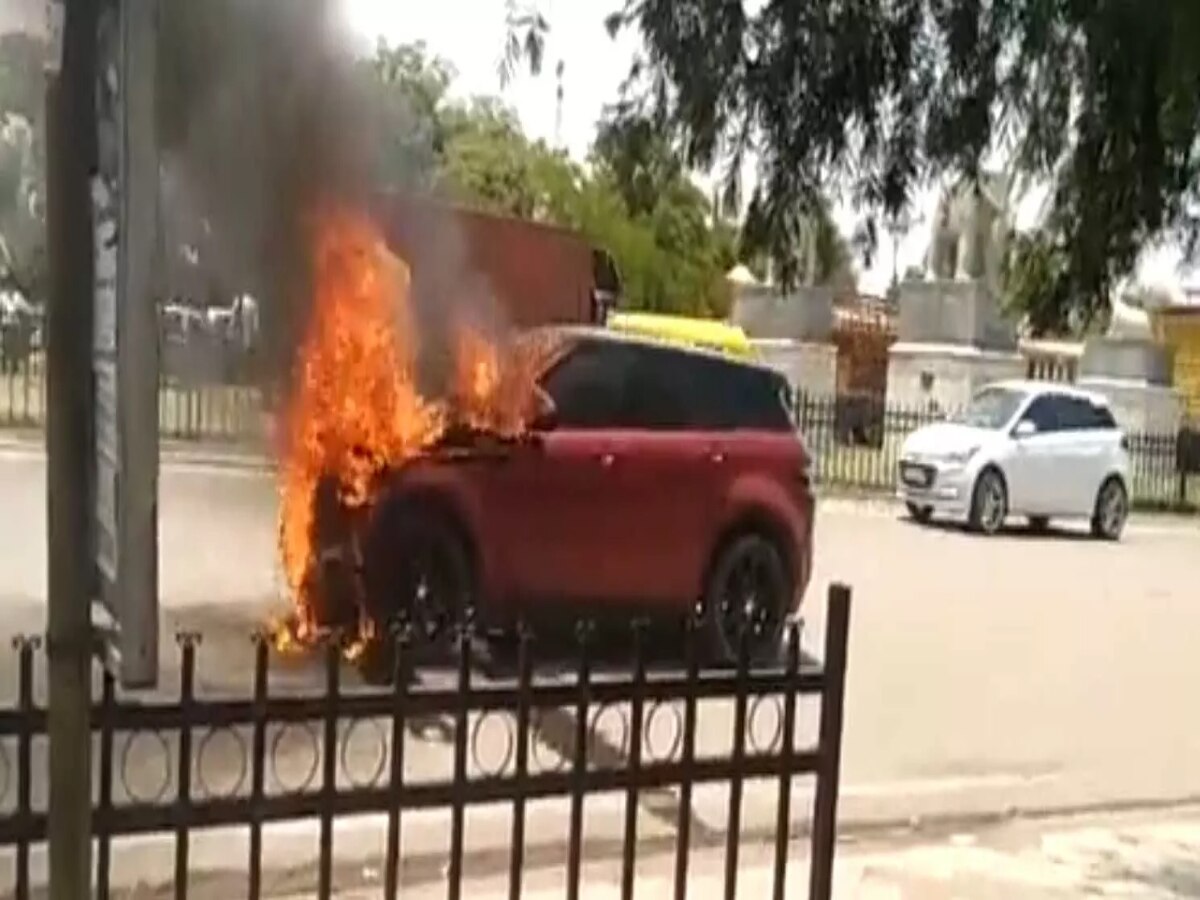 Greater Noida: चलती Range Rover कार में लगी आग; ड्राइवर ने कूद कर बचाई जान
