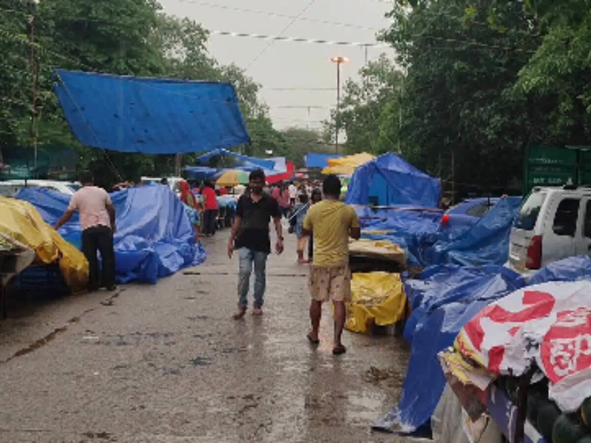 Delhi Rain: दिल्ली के गांधी विहार में शुरू हुई झमाझम बारिश, फिर से सुहाना हुआ मौसम 