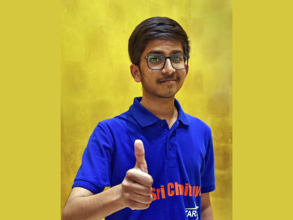 vavilala reddy topped jee advanced 2023 by studying day and night ...