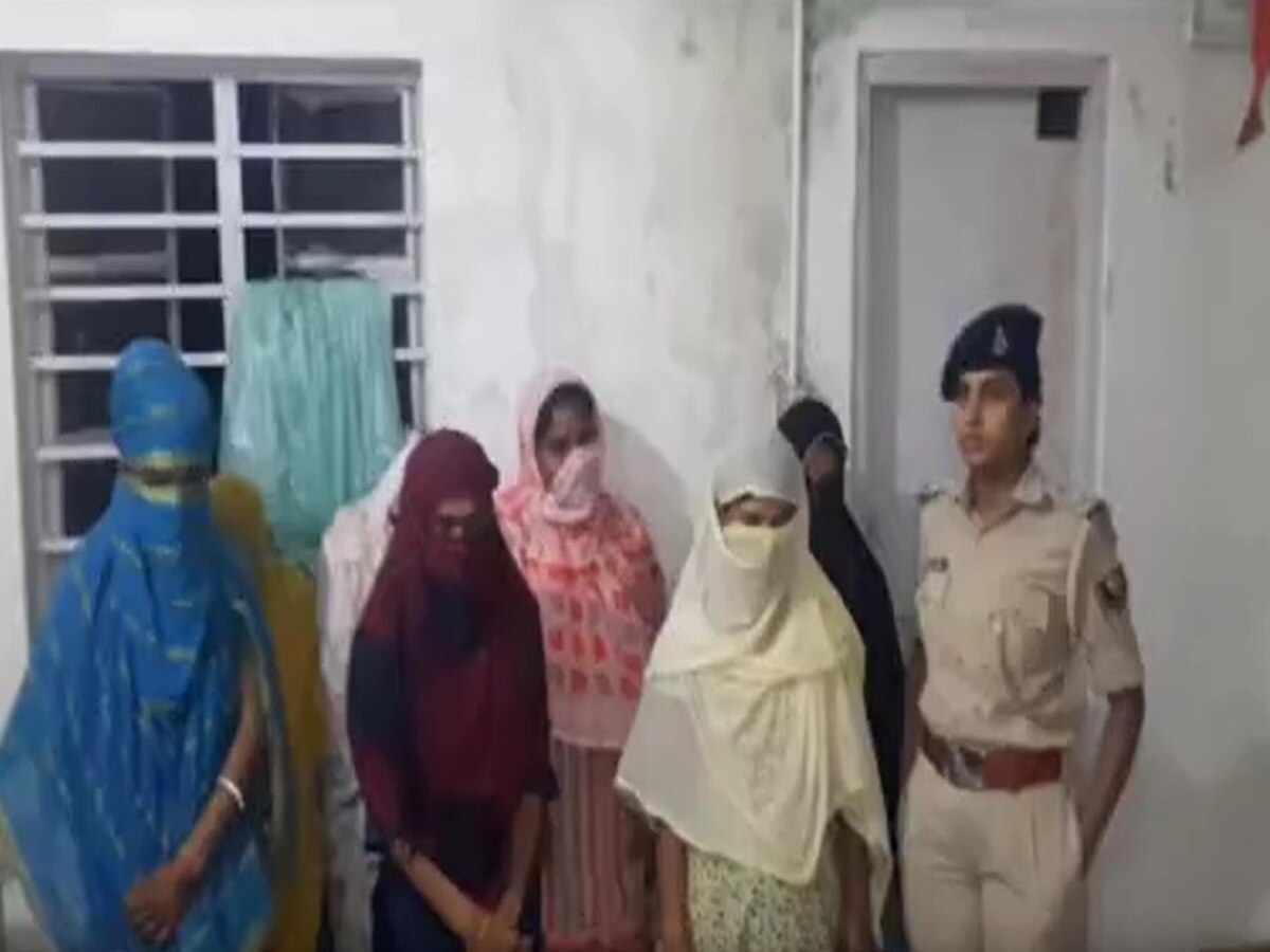 रेड लाइट एरिया में पुलिस का छापा