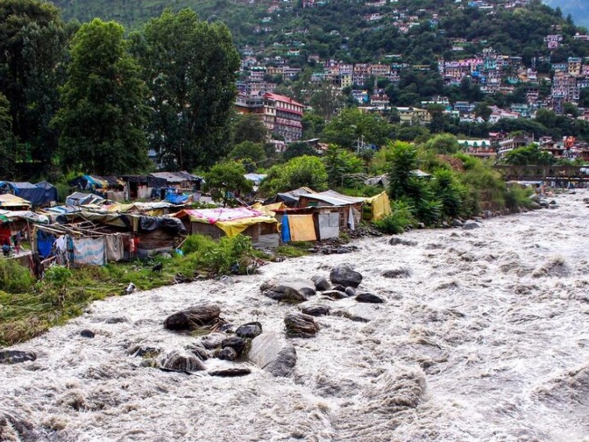 Himachal Pradesh Flood: हिमाचल में तेज बारिश के कारण बाढ़ जैसे हालात, 22 जून तक येलो अलर्ट  
