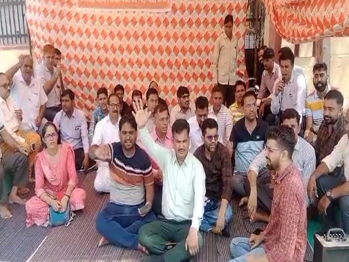 Bank employees strike in Churu protested by raising slogans Churu
