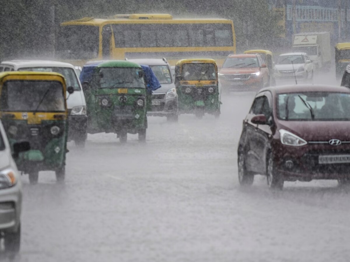 Monsoon: पंजाब-हिमाचल और दिल्ली में बारिश से तापमान में आई गिरावट, जानें मौसम का हाल 