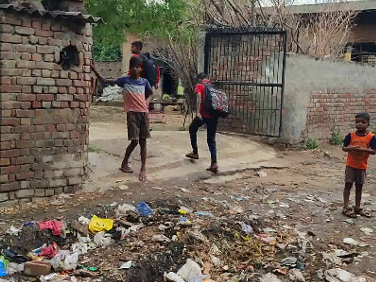 Delhi News: दिल्ली के इस गांव में लोग नारकीय जीवन जीने को मजबूर, 'यहां गांव से भी बदतर हालात'