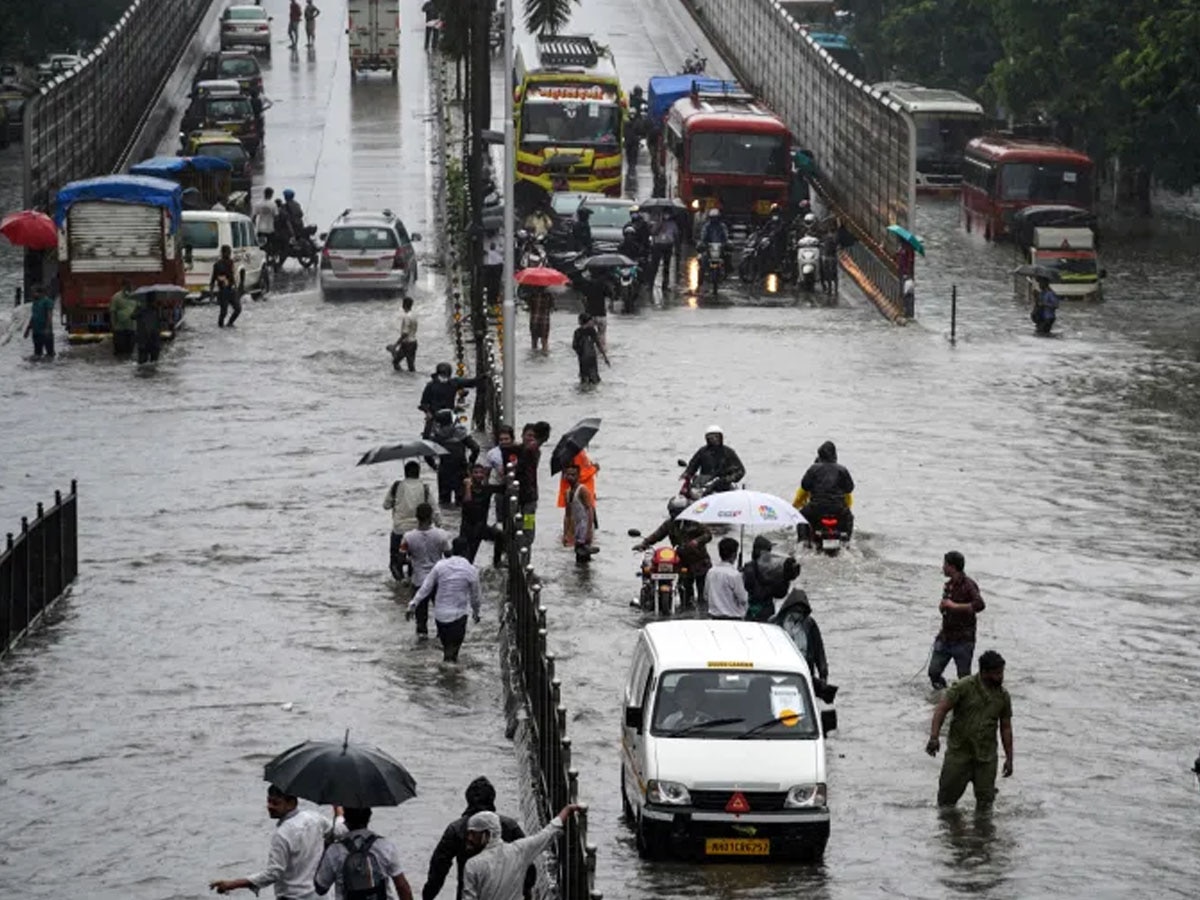 Monsoon Update Delhi NCR Weather Update Meteorological Department released  this update for rain | Monsoon Update: जून खत्म होने की ओर, अब तक मुंबई भी  नहीं पहुंचा मानसून? आखिर कहां अटक गया
