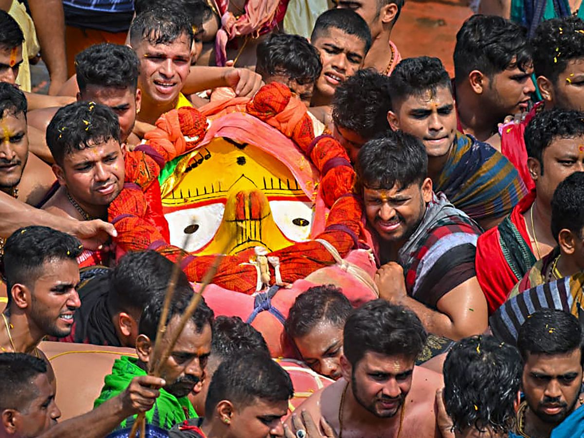 शुरू हुई जगन्नाथ रथ यात्रा, राजा ने सोने के झाड़ू से साफ किया रास्ता, दर्शन को पहुंचे 25 लाख