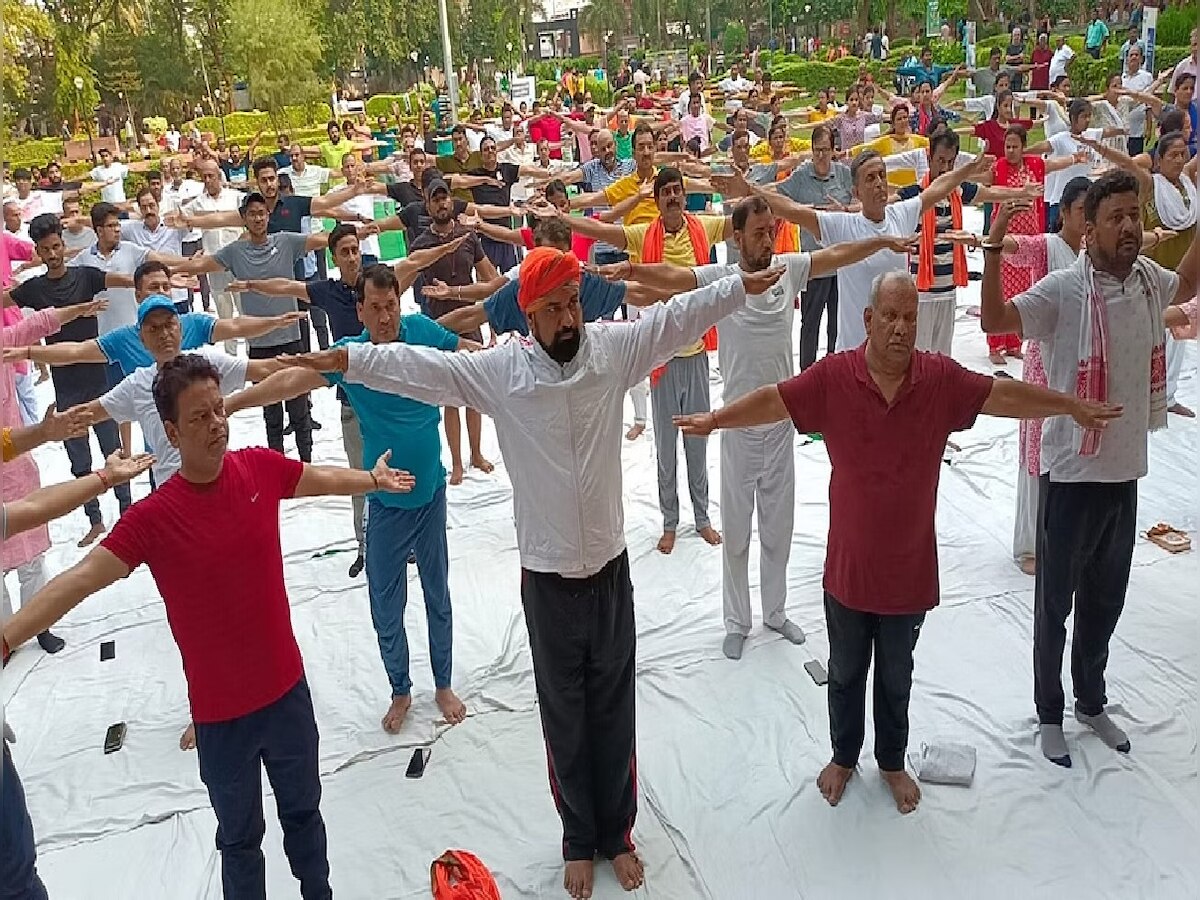 बिहार में योग दिवस पर आम से लेकर खास लोगों ने किया योगाभ्यास