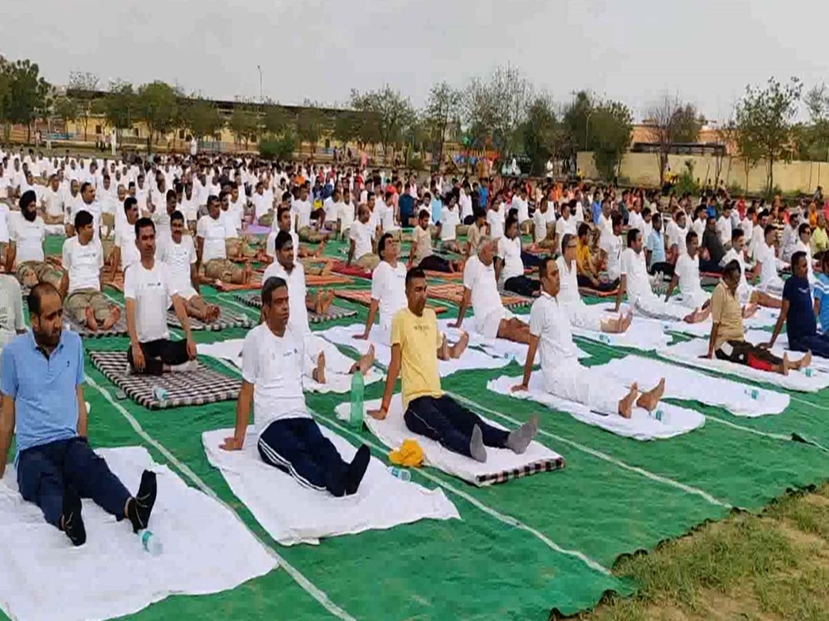 बाड़मेर में जिला स्तरीय योगा अभ्यास कार्यक्रम, मानसिक रूप से फिट रहने के लिए ये जरूरी