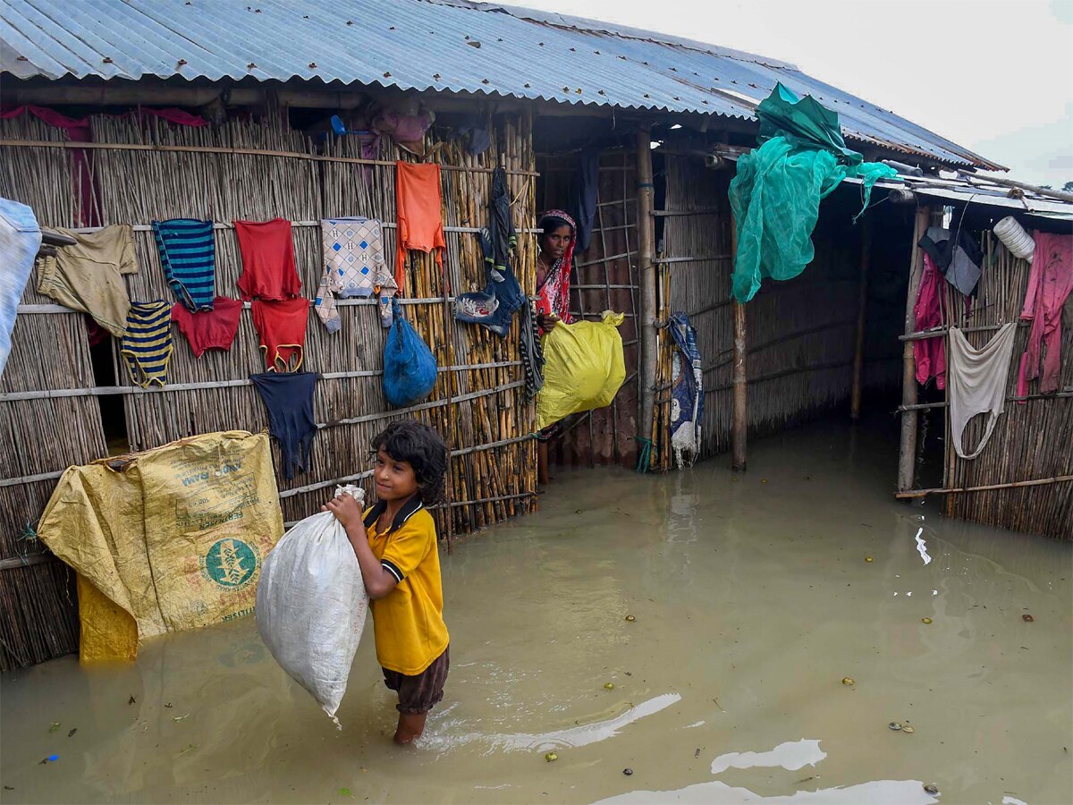 असम में बाढ़ से तबाही, पानी में डूबे 523 गांव, कट रही जमीन, बह गए पुल, रेड अलर्ट जारी