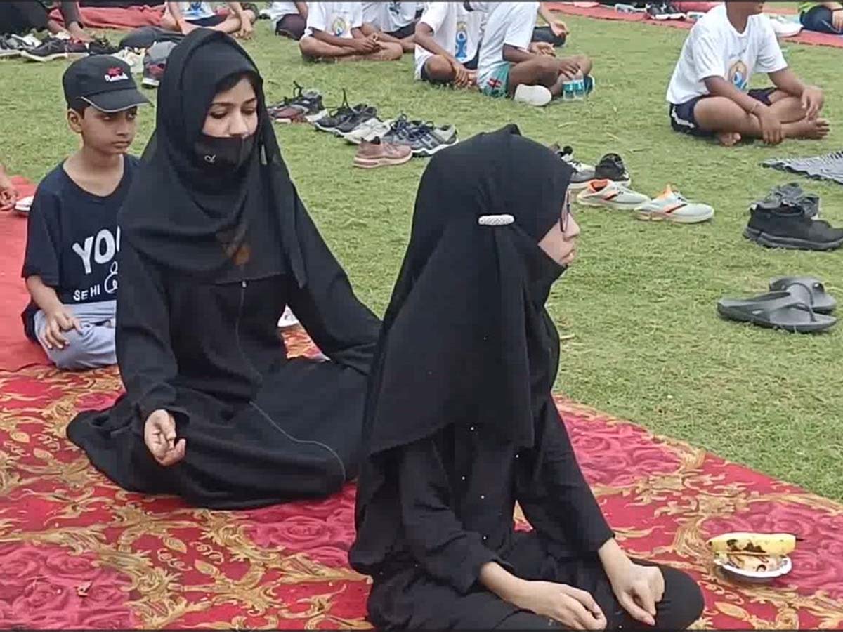मदरसे के छात्रों और मुस्लिम महिलाओं ने किया योग, मौलाना ने योग पर कही अहम बात मदरसे के छात्रों और मुस्लिम महिलाओं ने किया योग, मौलाना ने योग पर कही अहम बात