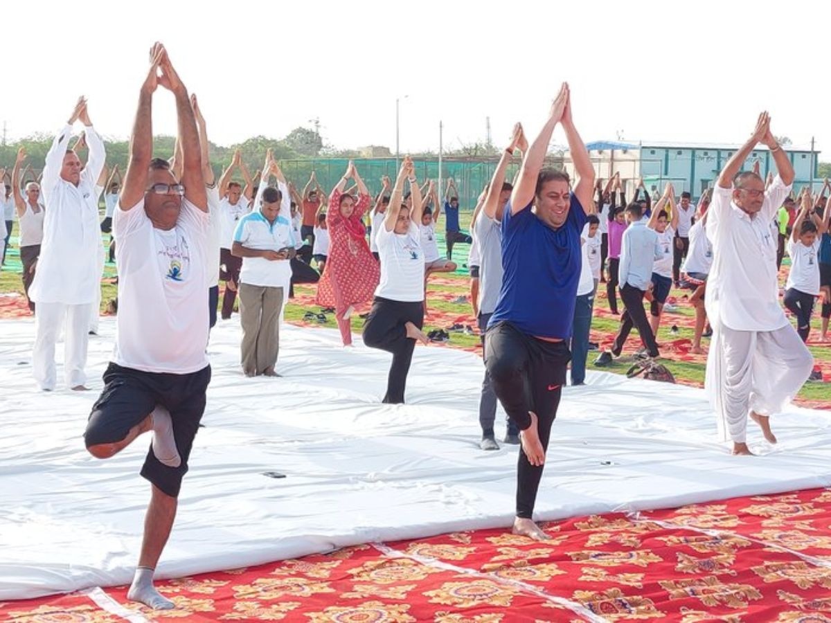 International yoga day: नौंवा अंतरराष्ट्रीय योग दिवस,  जिला कलक्टर ने कहा कि योग को अपनी दिनचर्या का बनाएं हिस्सा 