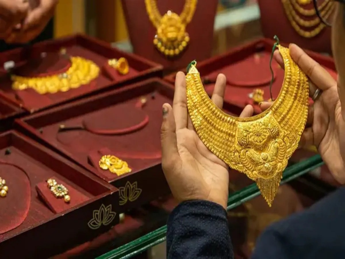 Gold Price: चांदी 1200 रुपये हुई सस्ती, गोल्ड ज्वैलरी के भी गिरे भाव, चेक करें रेट्स