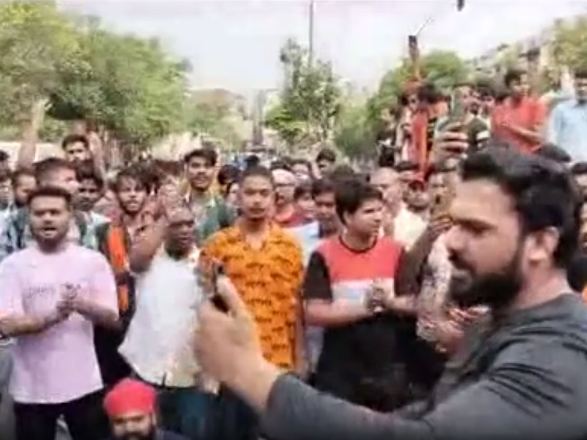 Delhi News: दिल्ली के मंडावली में हनुमान मंदिर की रेलिंग हटाने पर बवाल, BJP कार्यकर्ताओं ने किया विरोध