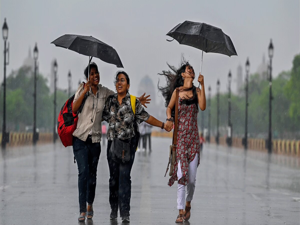 Delhi Rain Update: चिपचपी गर्मी से मिली राहत, दिल्ली- NCR में बारिश से खुशनुमा हुआ मौसम