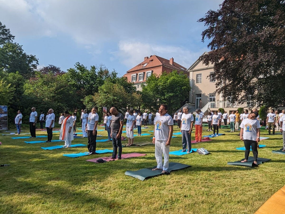 International yoga day: बर्लिन में मनाया गया अंतरराष्ट्रीय योग दिवस