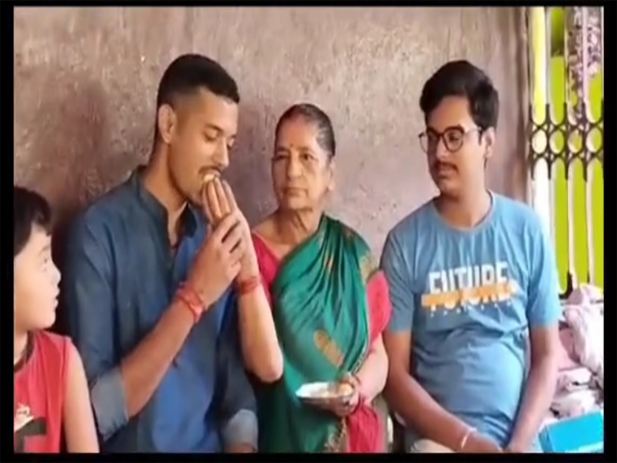 Father Drives Auto Son Clears Nda Exam Despite Poverty पिता चलाते हैं