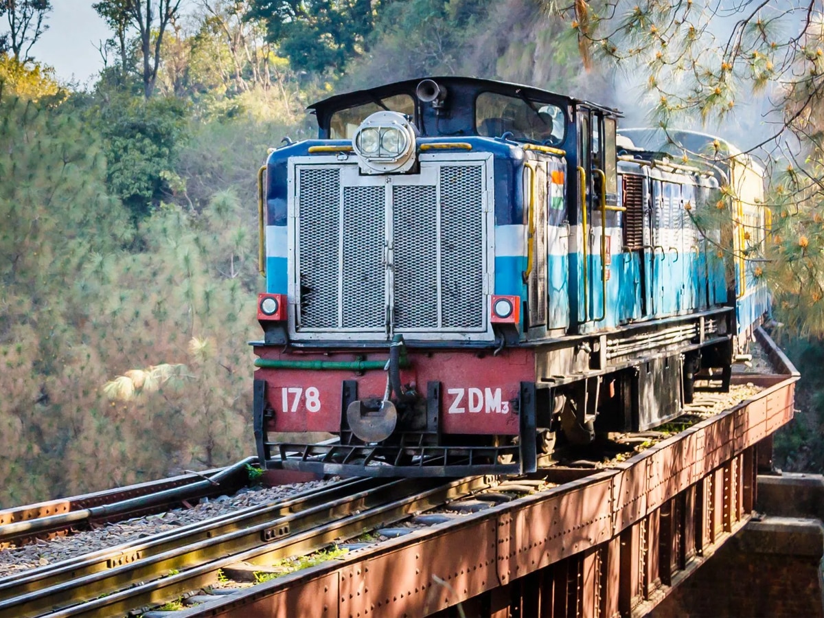 Indian Railway First AC Train: भारत में पहली AC ट्रेन कब दौड़ी... क्या था रूट? कैसे ठंडे रखे जाते थे डिब्बे?