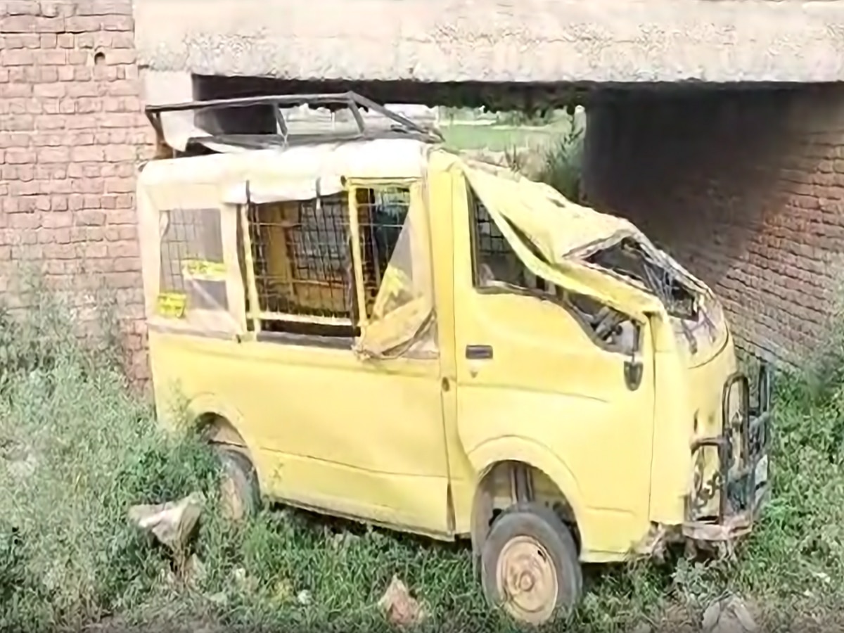 Haryana News: फतेहाबाद में पुलिया से गिरी स्कूल वैन, ड्राइवर की हालत गंभीर 