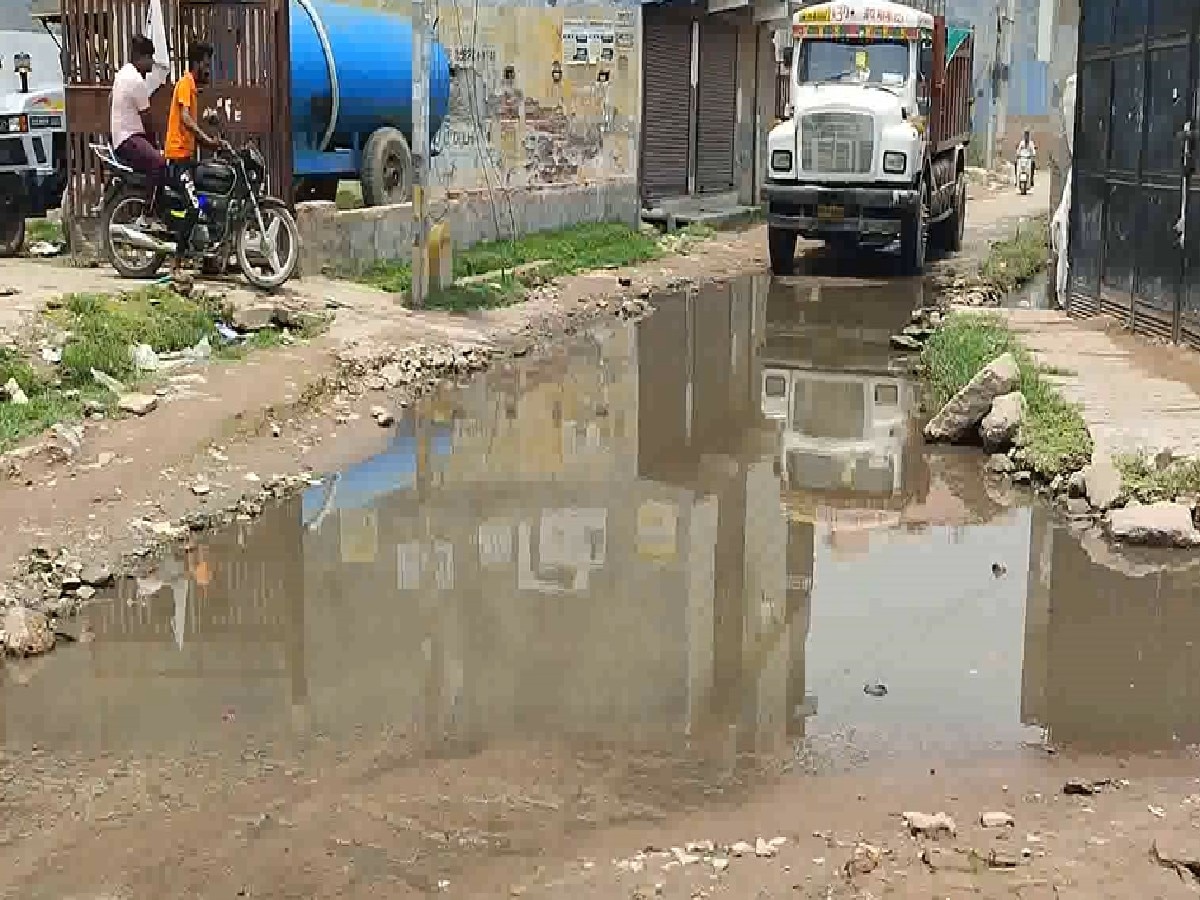 Delhi News: सड़कों पर जलभराव की समस्या से परेशान लोग, विकास की बेसिक चीजें भी नहीं बुराड़ी गढ़ी में