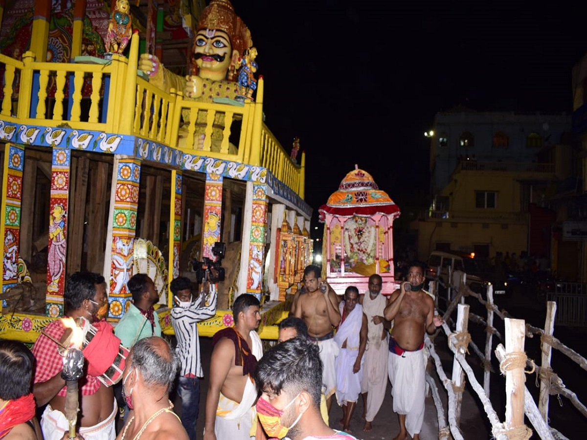 Rath Yatra 2023: ଆଜି ହେରା ପଞ୍ଚମୀ, ନନ୍ଦିଘୋଷ ରଥ ଭାଙ୍ଗିବେ ମାଆ ମହାଲକ୍ଷ୍ମୀ,ଜାଣନ୍ତୁ ଏହା ପଛର ମାହାତ୍ମ୍ୟ Rath Yatra 2023: ଆଜି ହେରା ପଞ୍ଚମୀ, ନନ୍ଦିଘୋଷ ରଥ ଭାଙ୍ଗିବେ ମାଆ ମହାଲକ୍ଷ୍ମୀ,ଜାଣନ୍ତୁ ଏହା ପଛର ମାହାତ୍ମ୍ୟ