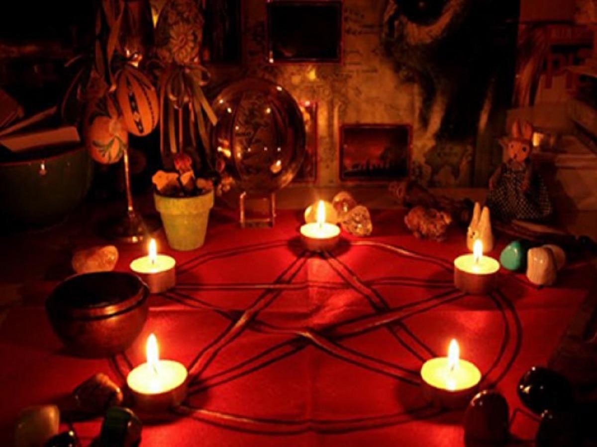 Black Magic Signs: ଏହିସବୁ ସଙ୍କେତ ଦେଖୁଥିଲେ ସାବଧାନ ! ଗୁଣିଗାରେଡିର ପଡ଼ିଛି ...