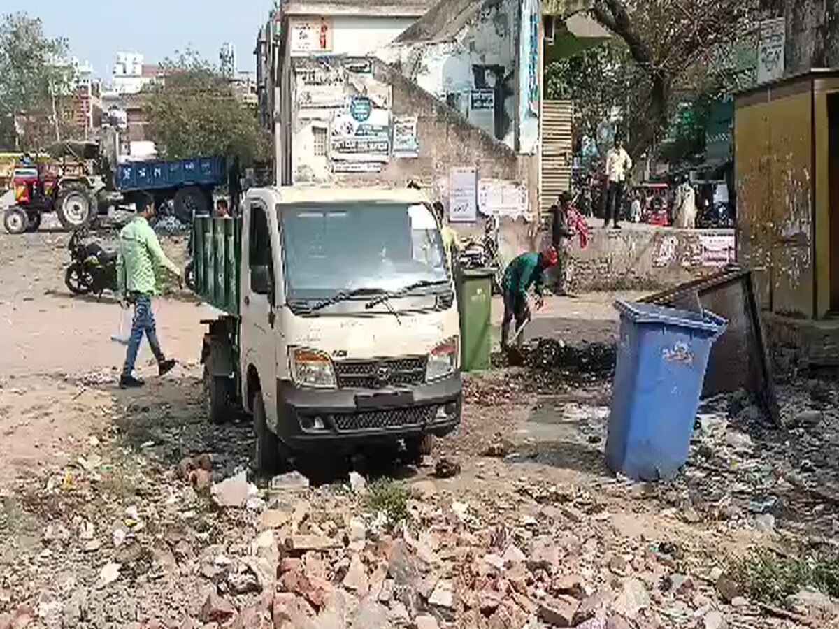 बिना नंबर प्लेट के सफाई में लगी गाड़ियां, पदाधिकारी बोले- परिवहन विभाग से मिली है छूट