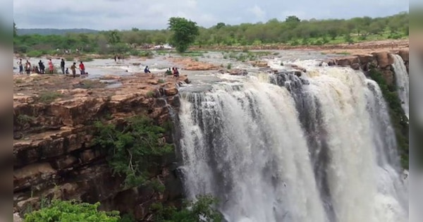 Chittorgarh First pre monsoon rain in Begun area World Famous Menal waterfall started | Chittorgarh News: बेगूं क्षेत्र में मानसून पूर्व की पहली झमाझम बारिश, World Famous मेनाल का झरना हुआ शुरू | Zee News Hindi