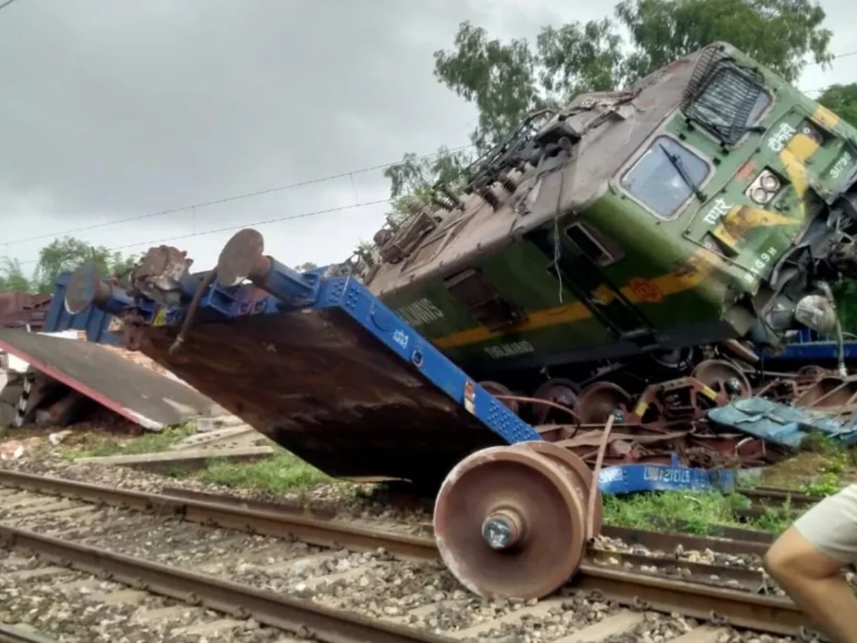 पश्चिम बंगाल में बड़ा ट्रेन हादसा, खड़ी मालगाड़ी पर चढ़ गया दूसरी गाड़ी का इंजन