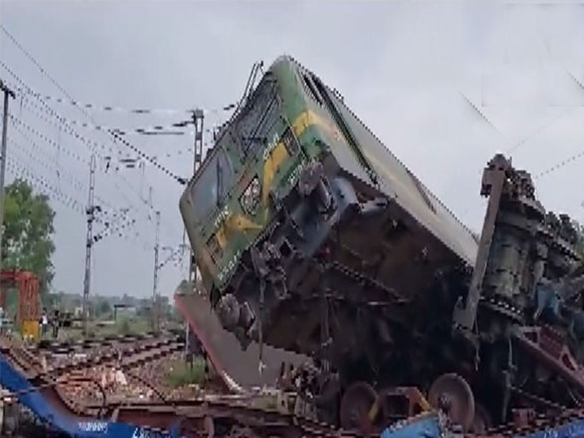 बंगाल में दो मालगाड़ी की टक्कर में 8 बोगियां पटरी से उतरीं, जानमाल का...-In the collision of two goods trains in Bengal, 8 bogies derailed, loss of life and property.