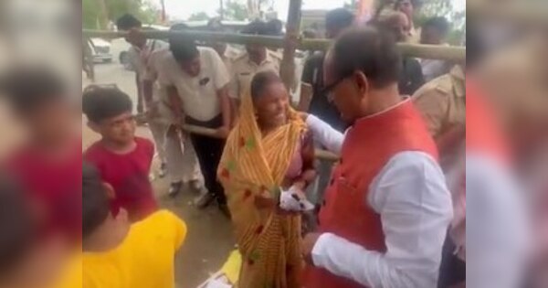 MP News: पीएम मोदी के दौरे से पहले CM शिवराज का दिखा अनोखा अंदाज, जामुन ...