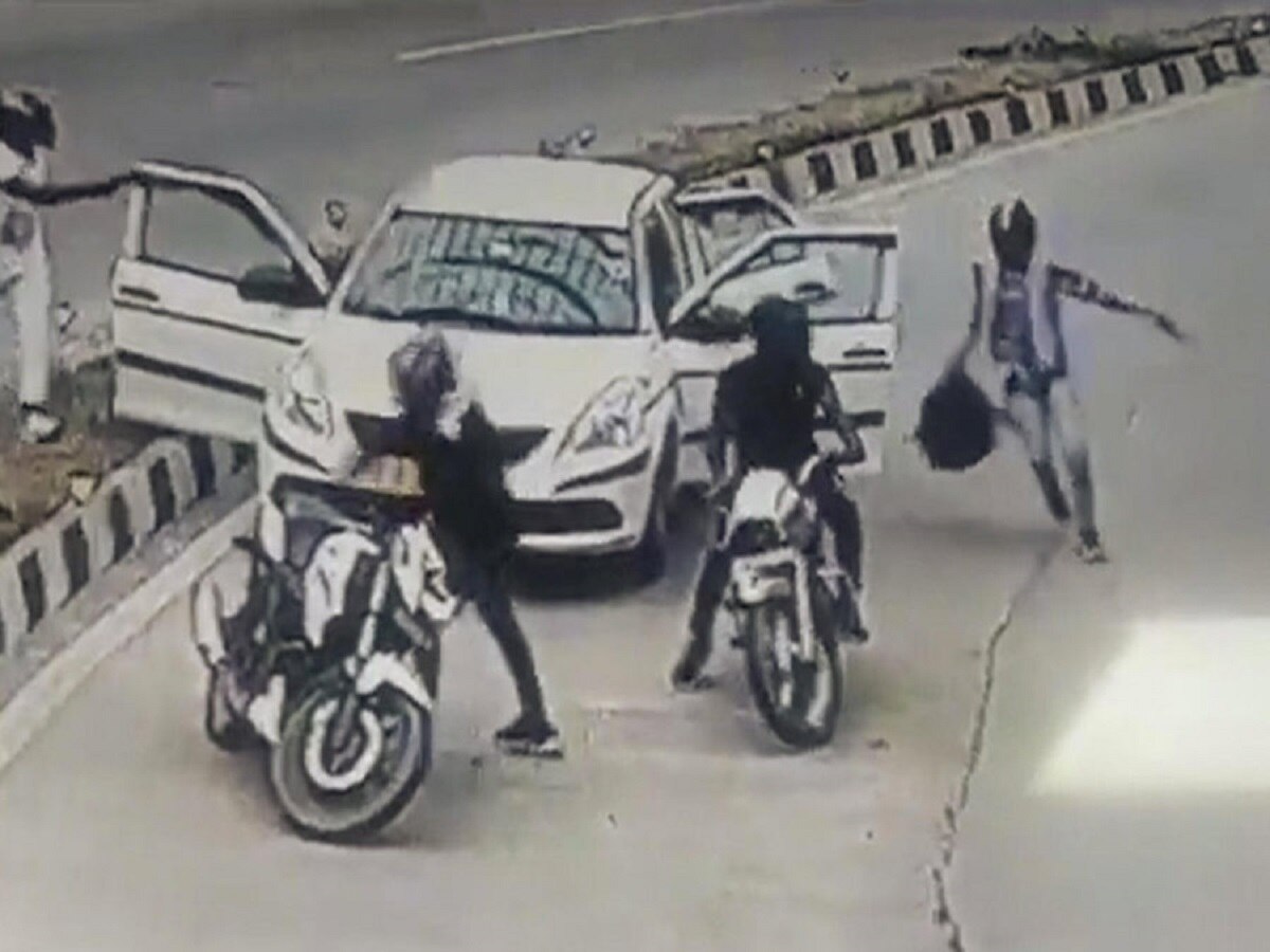 Video: 4 लुटेरे 9 सेकेंड और 2 लाख की लूट, दिल्ली में खौफनाक लूट का वीडियो वायरल