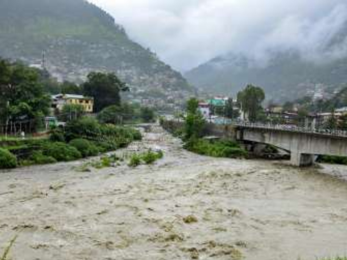 Himachal Flood News: हिमाचल में बारिश-बाढ़ और लैंडस्लाइड ने मचाया कहर, ऑरेंज अलर्ट जारी