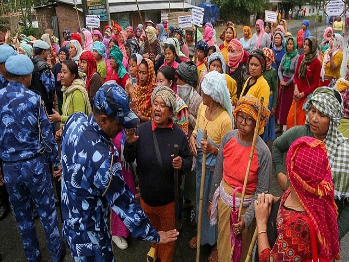 Manipur Violence: सुरक्षा बलों के ऑपरेशन में बाधा बनी महिलाएं, आर्मी ने की ये अपील