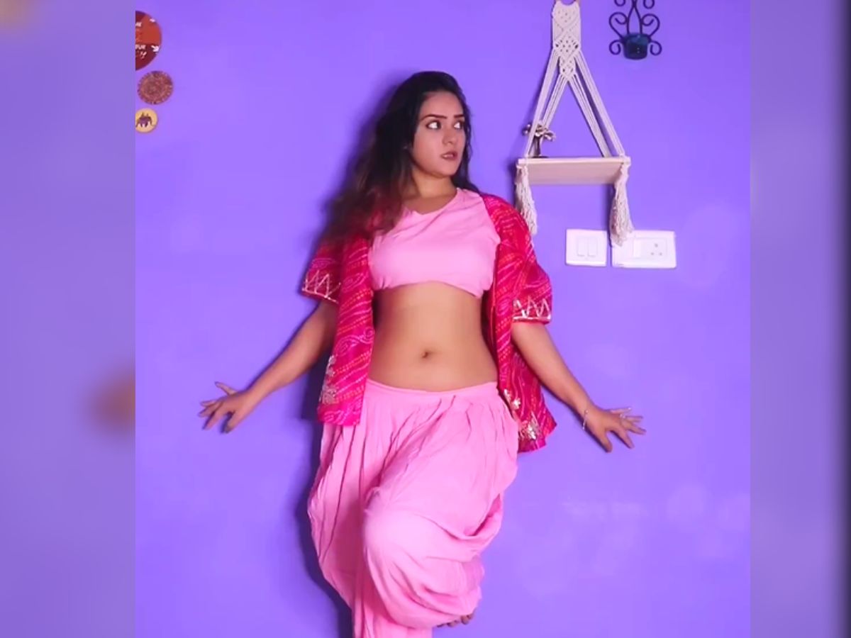 Dance Video Desi Bhabhi Created Ruckus In Up With Bihar On Bhojpuri Song Dance Video भोजपुरी 