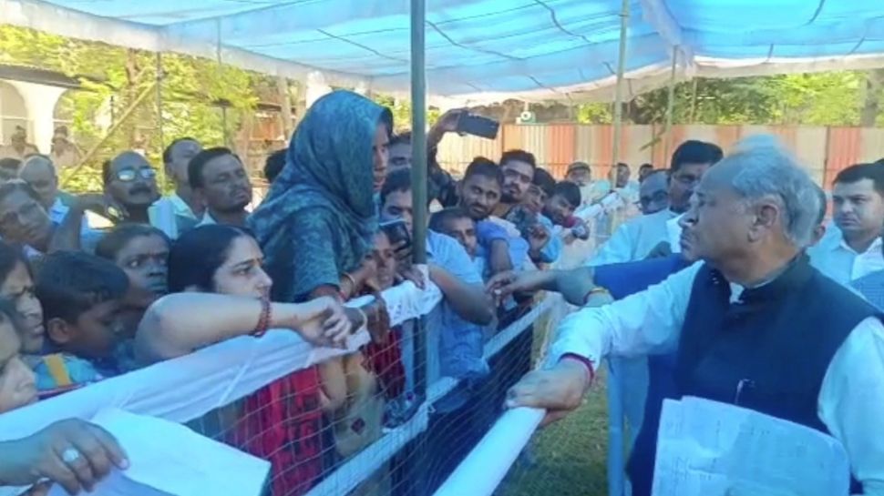 Ashok Gehlot visit to Dungarpur problems heard in circuit house Ashok Gehlot का डूंगरपुर दौरा