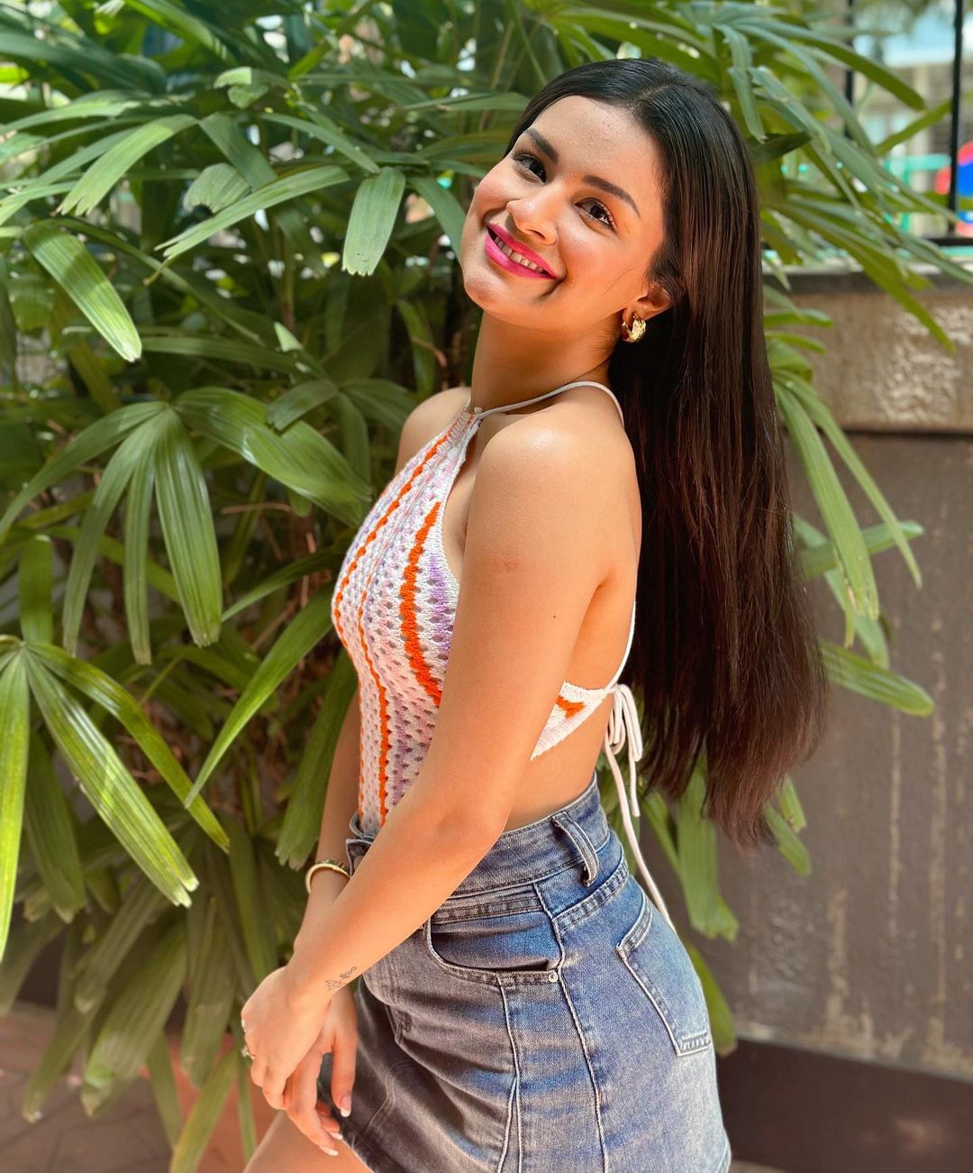 Avneet Kaur Shares Photos In Backless Dress Photos Goes Viral