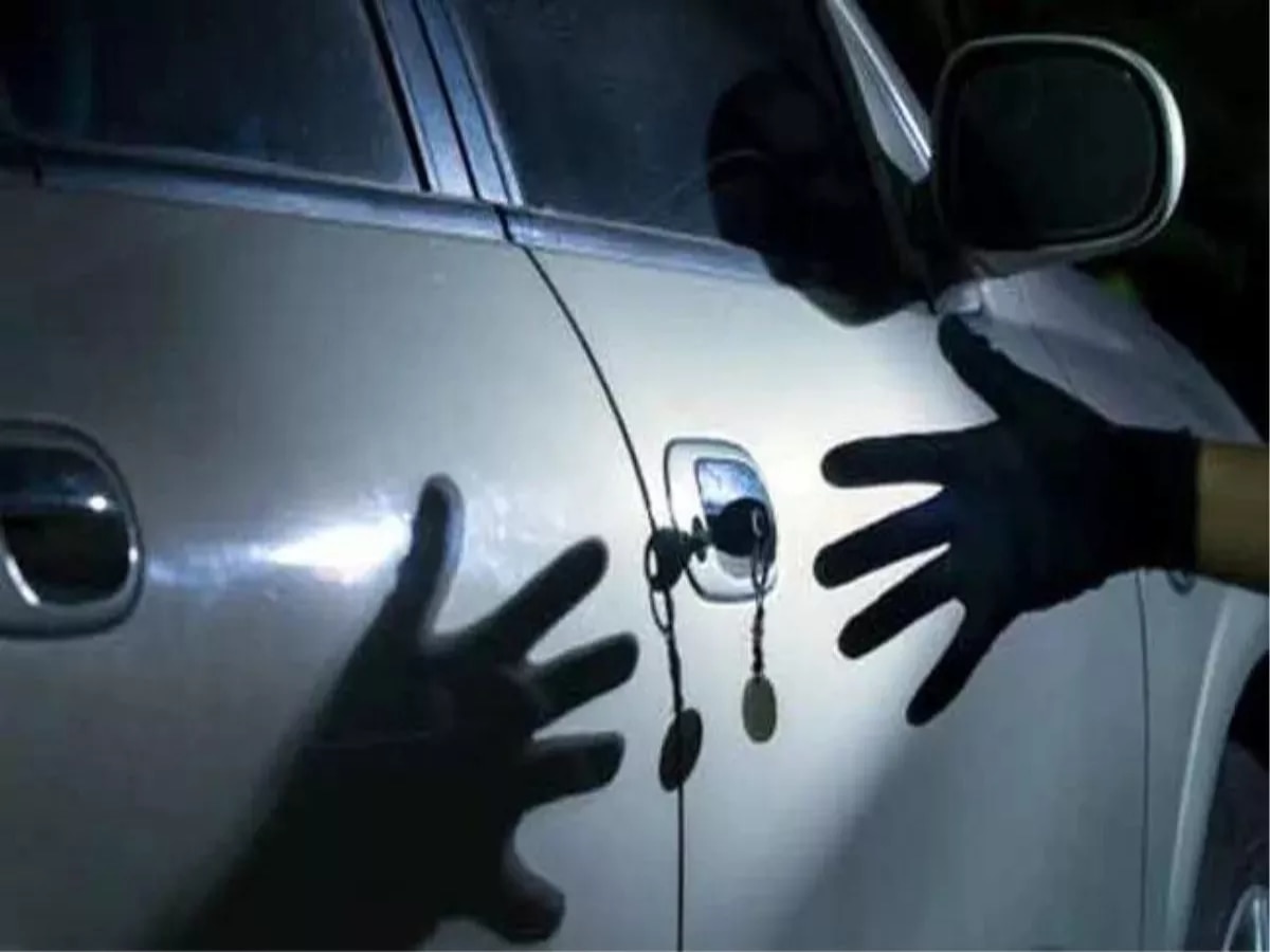 Delhi Crime: खराब होने पर सड़क पर खड़ी की थी कार, चोर चुरा ले गए