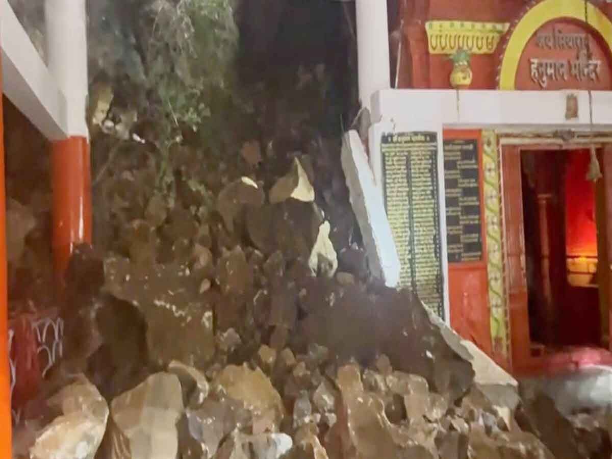 MP News: देवास माता टेकरी पर बड़ा हादसा, पहाड़ धंसने की वजह से मंदिर का पिलर टूटा