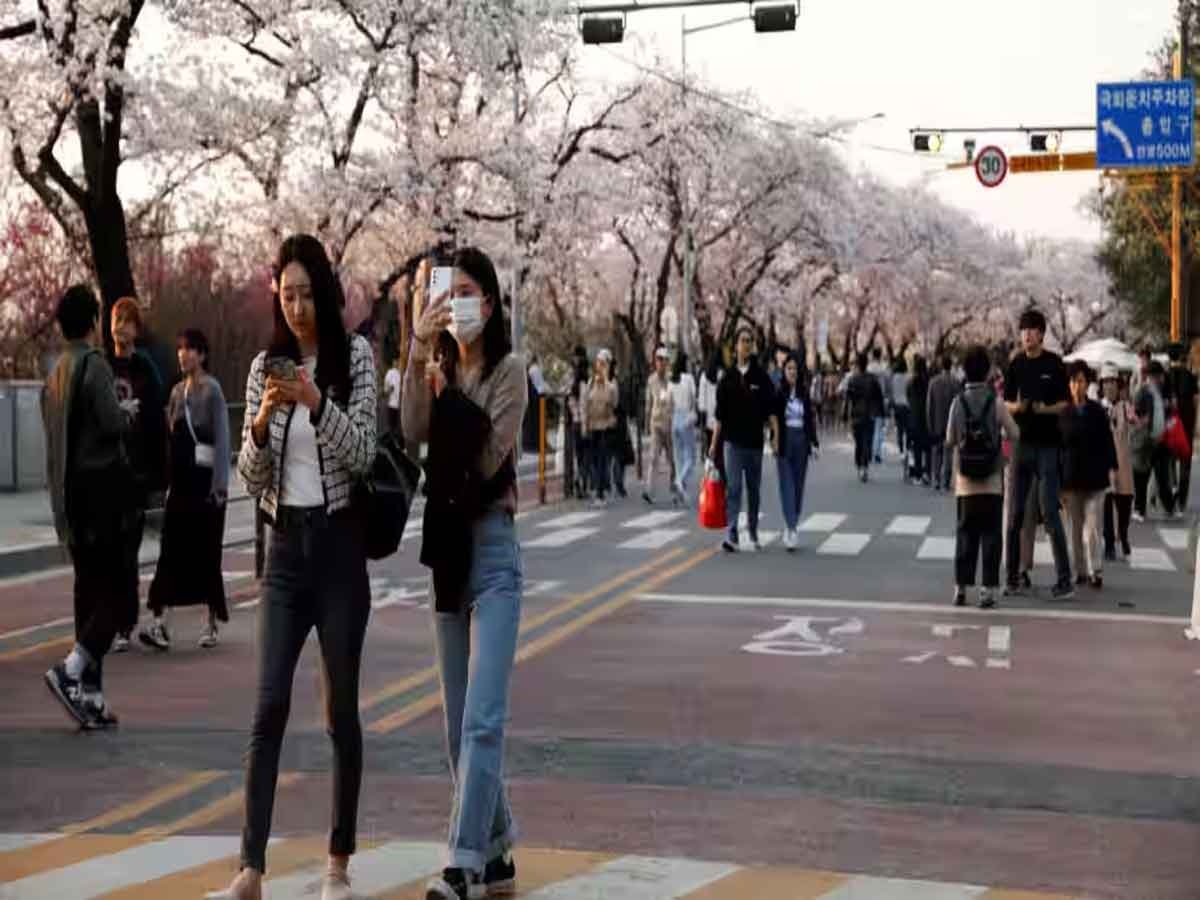 South Korea Turns the Clock: इस देश ने घड़ी की सुई को पीछे घुमाया, हर शख्‍स की उम्र 2 साल तक होगी कम!