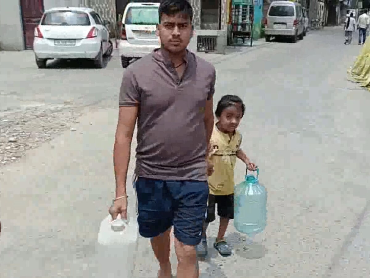 Delhi News: दिल्ली के इस गांव में सवा साल पहले बिछी पाइप लाइन में आज तक नहीं हुई पानी की एक बूंद भी मयस्सर